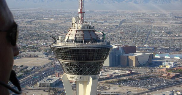 Вид на отель Stratosphere с переднего сиденья вертолета EC-130